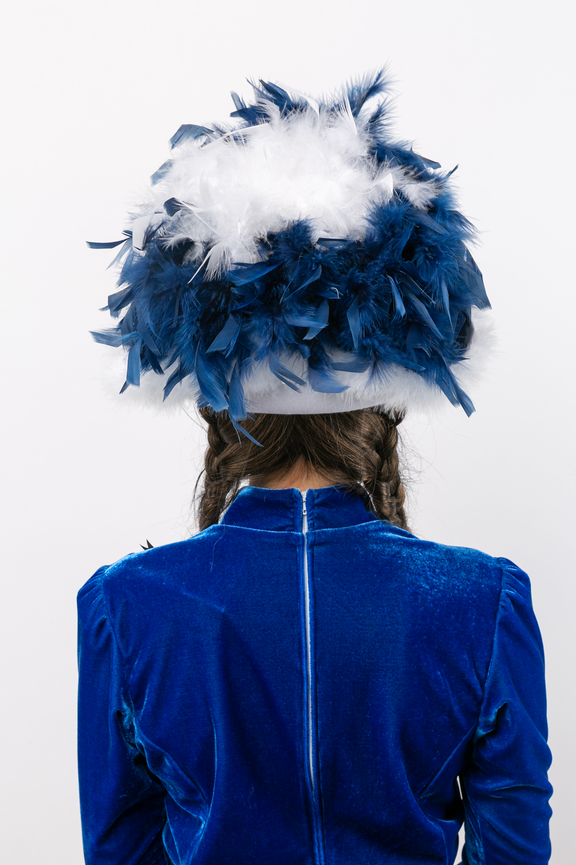 chapeau de danse, blanc avec boa bleu