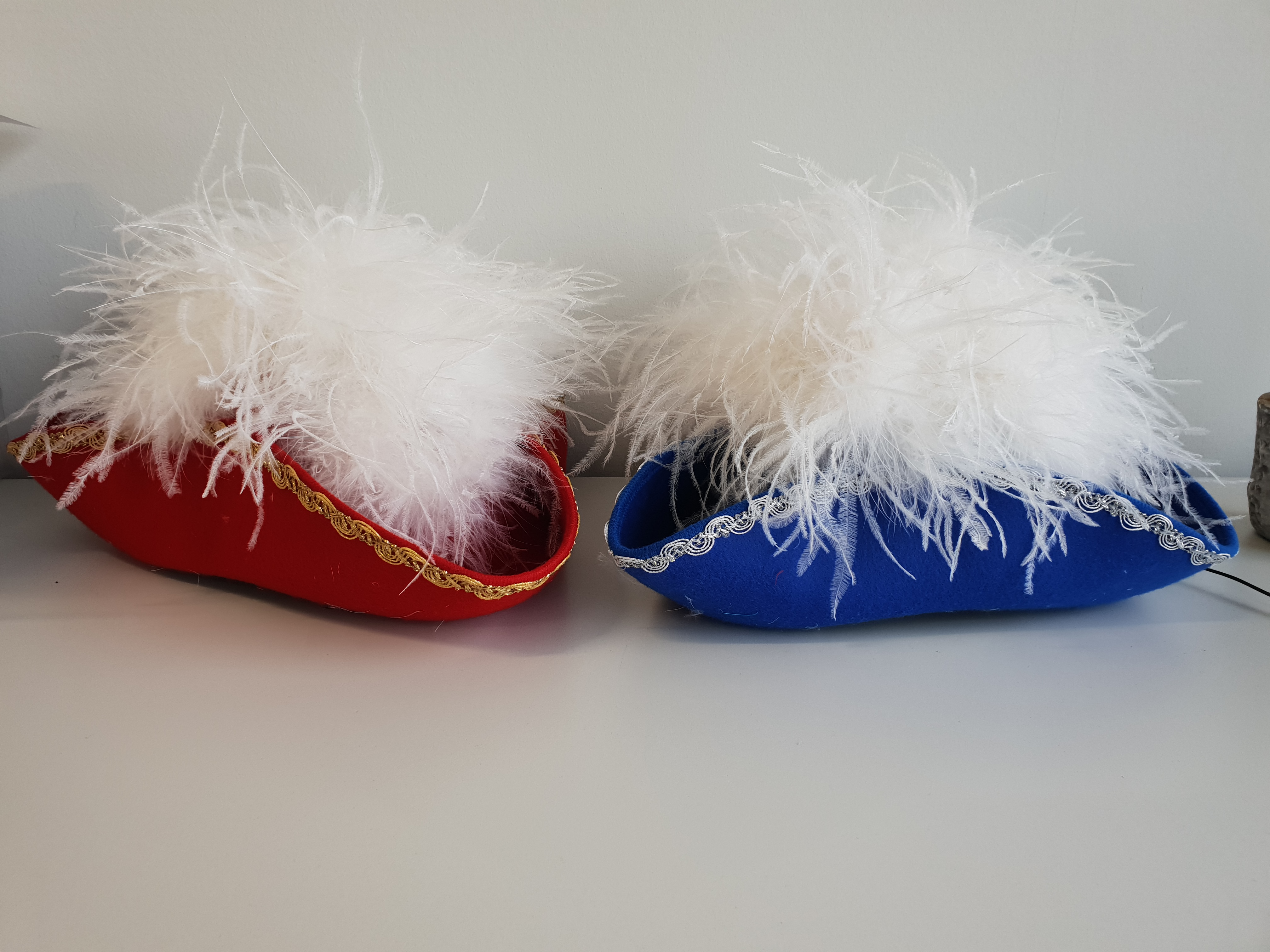 Chapeau d'étincelles bleu avec bordure argentée et boa