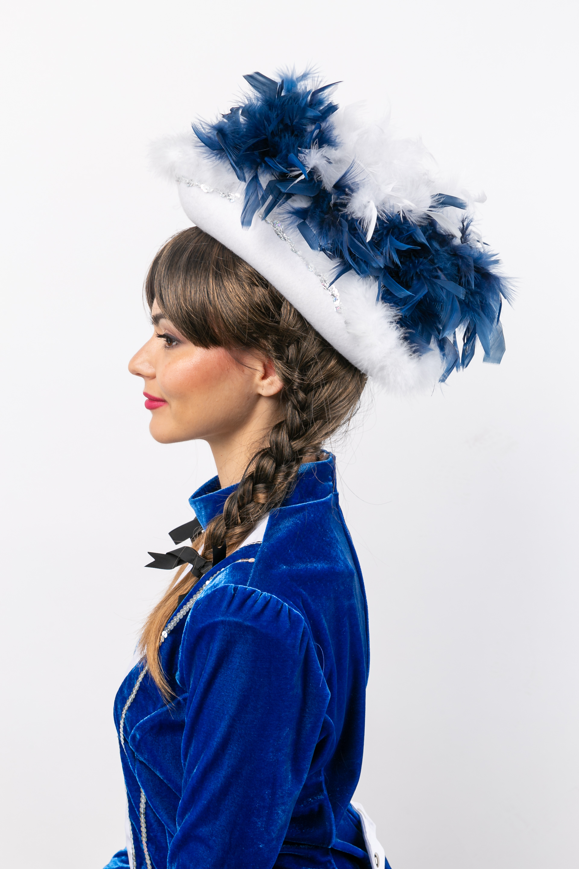 chapeau de danse, blanc avec boa bleu