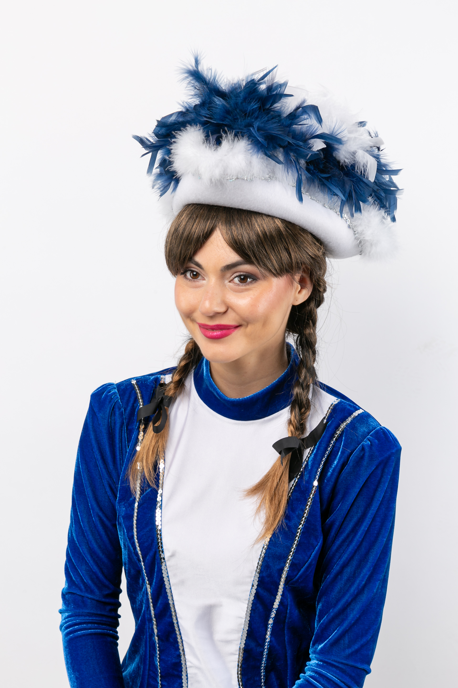 chapeau de danse, blanc avec boa bleu